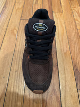 Load image into Gallery viewer, New Balance Andrew Reynolds 933 shoes in Brown/Black