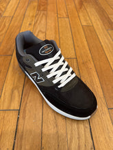 Load image into Gallery viewer, New Balance Andrew Reynolds 933 WIDE shoes in Black/Green