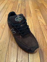 Load image into Gallery viewer, New Balance Andrew Reynolds 933 shoes in Brown/Black